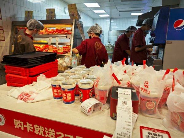配资中国登录 外卖平台激战“疯狂星期六”：员工梦里都在做汉堡，骑手称太累了 补贴大战燃至顶点
